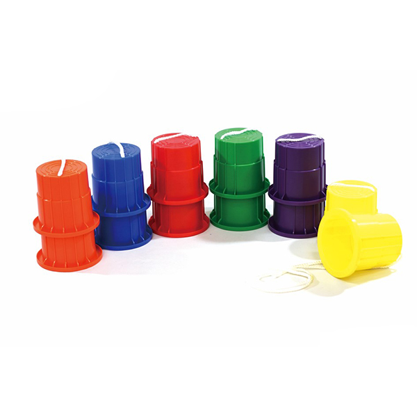 Échasses à seau en équilibre – Un défi de coordination classique pour un jeu actif